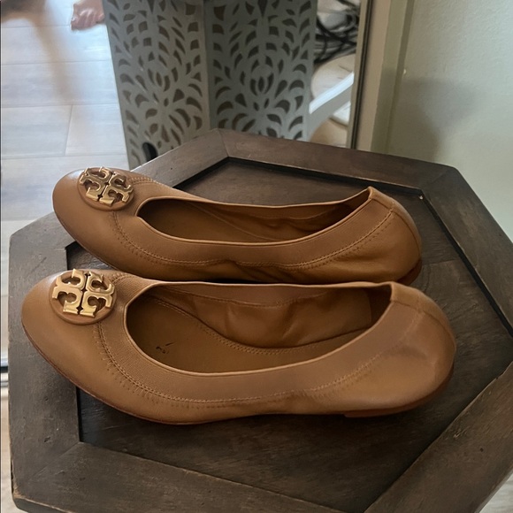 Tory Burch, size 6.5, Beige Leather Flats with Gold Logo, EUC - Picture 3 of 11